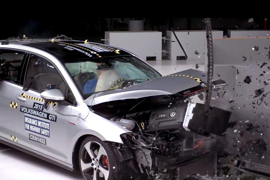 Το νέο Volkswagen Golf GTI στο πιο σκληρό crash test (video)