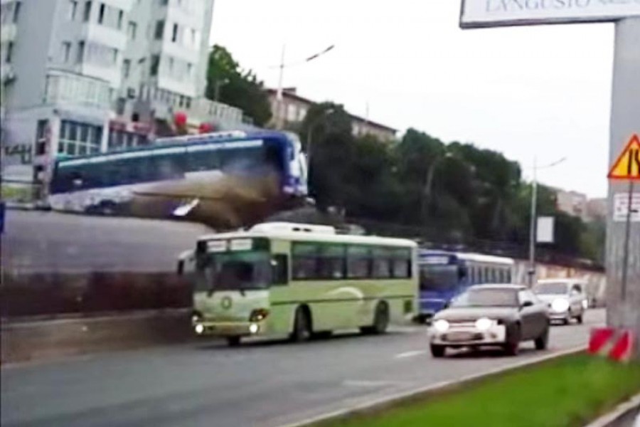 Λεωφορείο χωρίς φρένα πέρασε πάνω από στάση! (video)