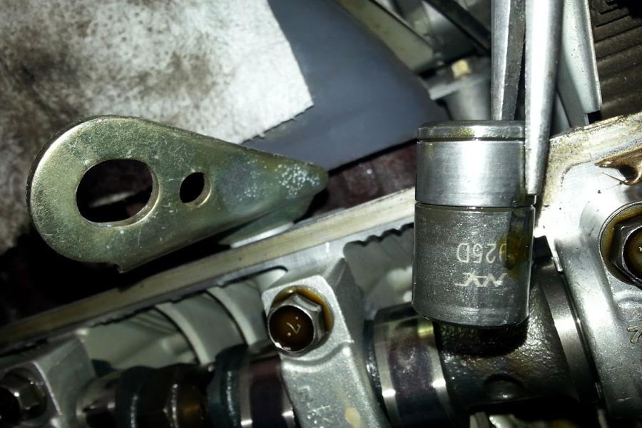 Ιδιοκτήτης Mitsubishi Lancer Evo βρήκε ξεχασμένο «καρυδάκι» στον κινητήρα!