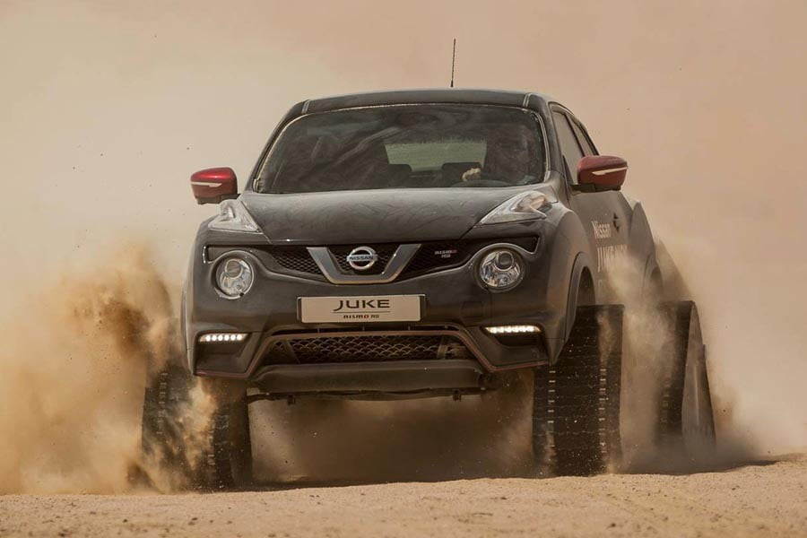 Ερπυστριοφόρο Nissan Juke NISMO RS στην έρημο του Άμπου Ντάμπι