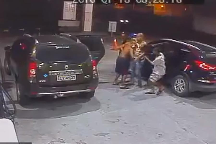 Καρέ – καρέ κλοπή αυτοκινήτου με επιβάτες σε βενζινάδικο (video)