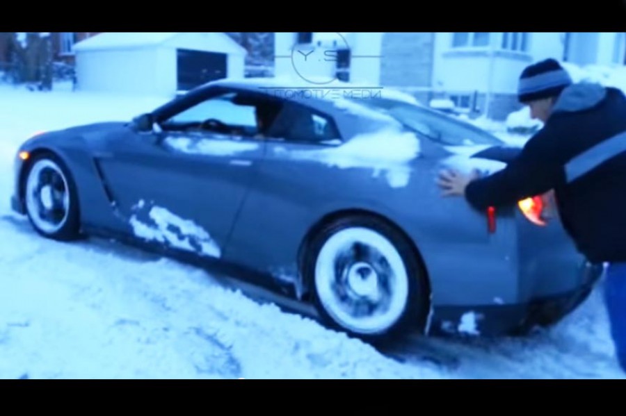 Nissan GT-R στα χιόνια δεν ξεκολλάει ούτε με σπρώξιμο! (video)