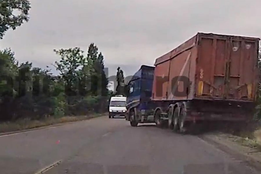 Τρομακτική σύγκρουση μεταξύ φορτηγού και βαν (video)