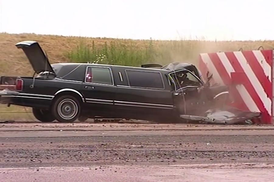 Ανατριχιαστικό crash test σε επιμηκυμένη limo! (video)