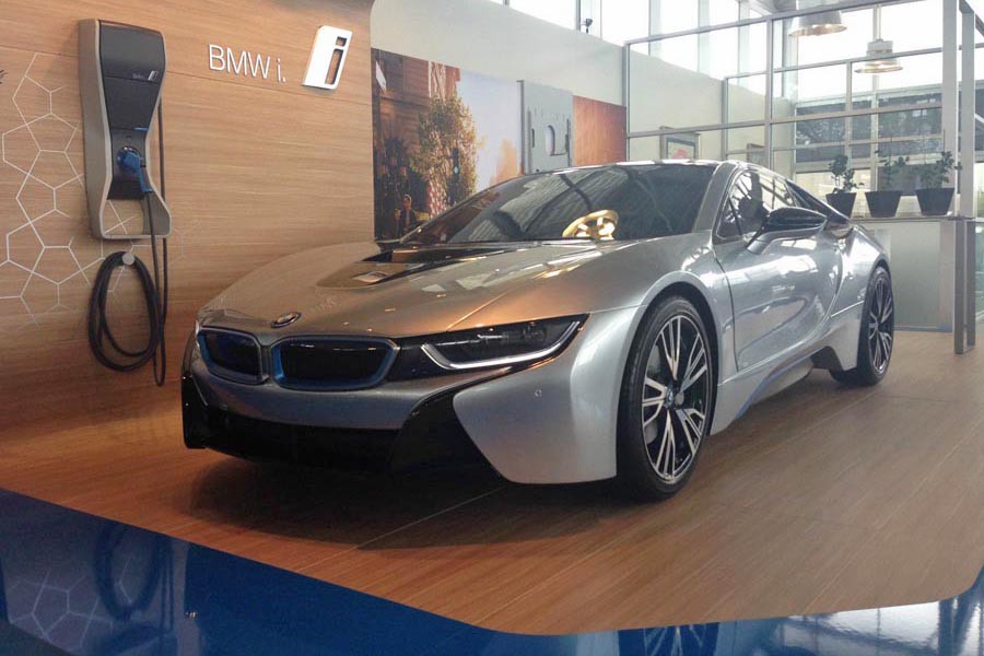 BMW i8 με… βοηθητικές ρόδες πωλείται για 13.680 ευρώ!