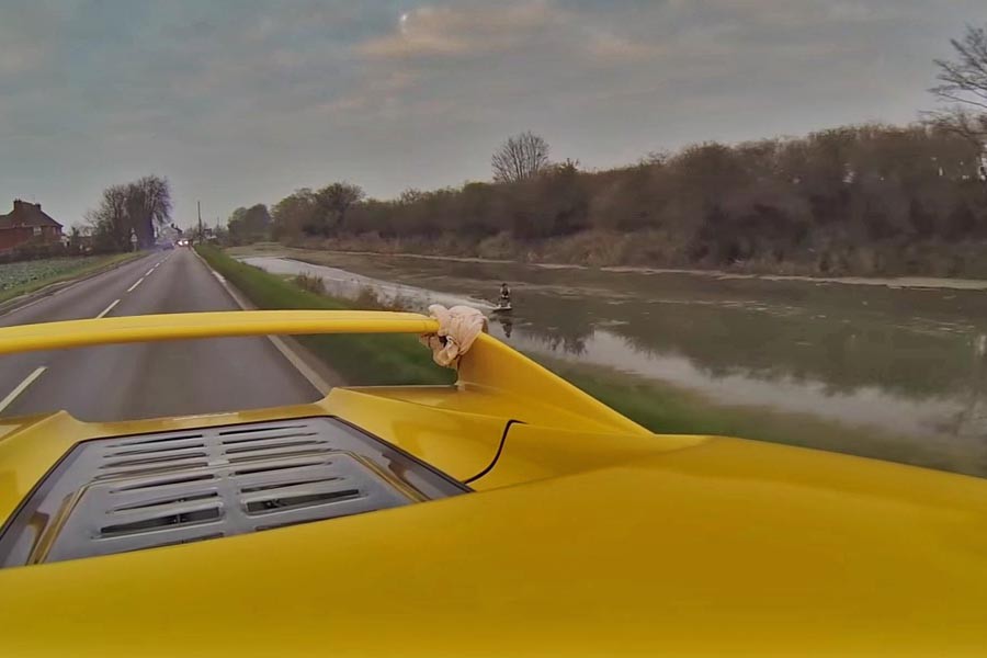 Wakeboarding με Ferrari F50 σε ρόλο ταχύπλoου! (video)