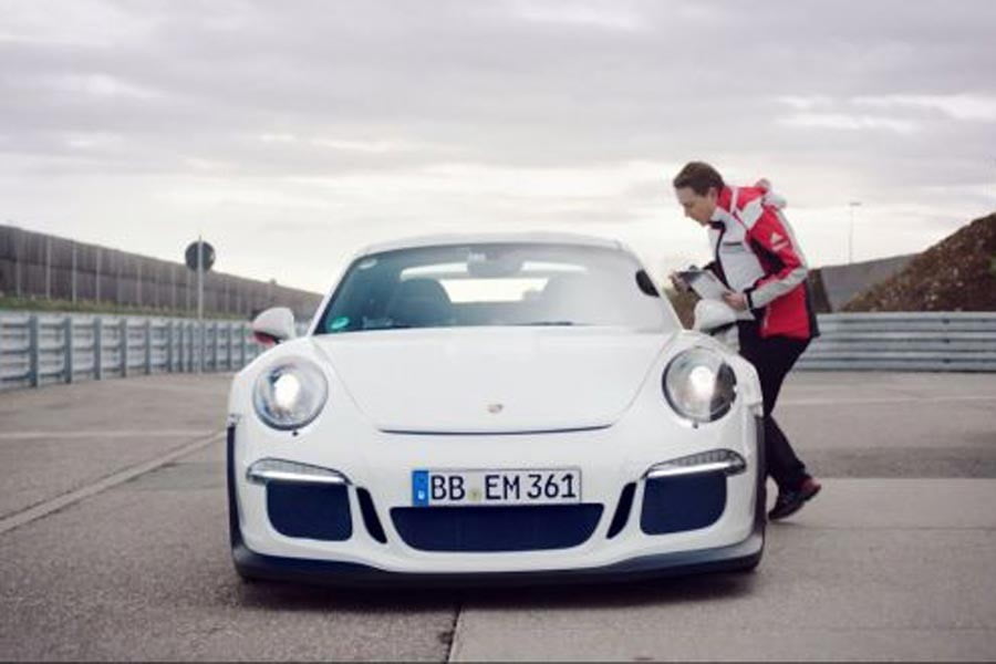 Δες πως είναι να δουλεύεις στην Porsche και… κλάψε (+video)