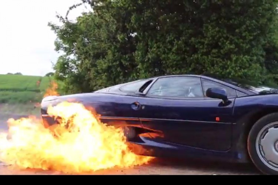 Jaguar XJ220 παίρνει φωτιά κάνοντας burnout (video)