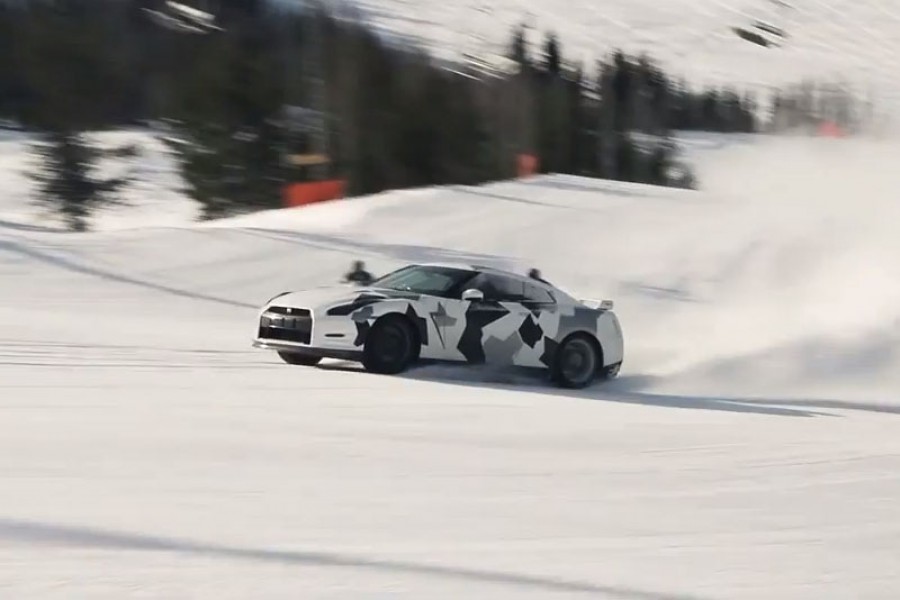 Nissan GT-R VS snowmobile σε πίστα σκι (video)