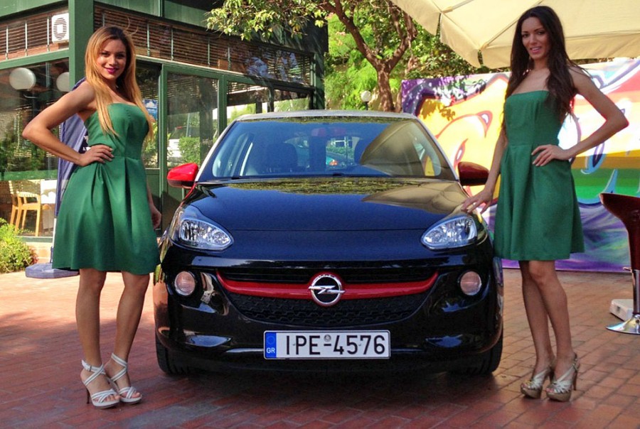 Τα Opel ADAM και Cascada «παίζουν» τέννις