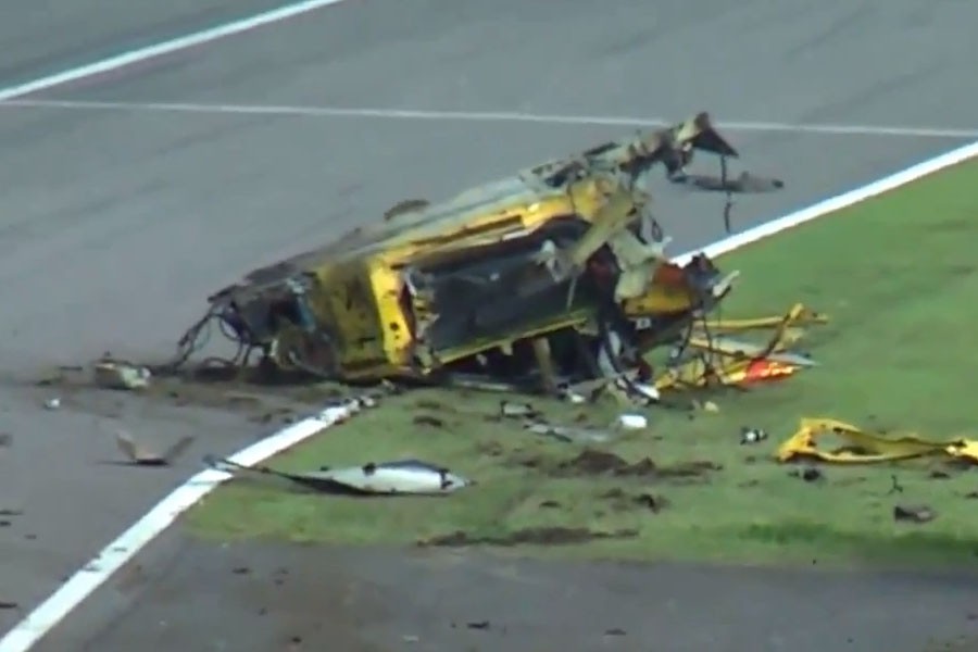 Oδηγός Ferrari 458 επέζησε σε τρομακτική συντριβή