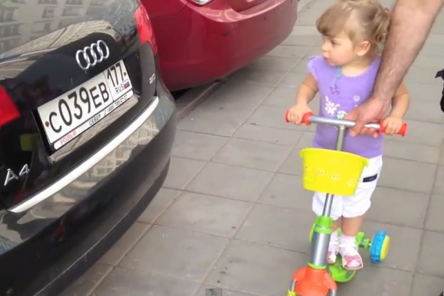 Κορίτσι 2 ετών αναγνωρίζει όλες τις μάρκες αυτοκινήτων!