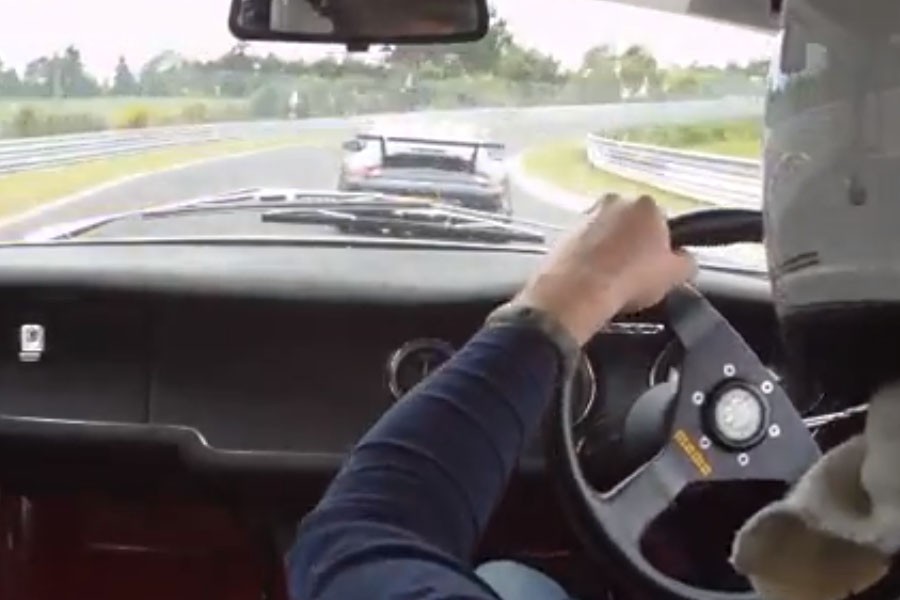Alfa GT 1300 Junior «μαρκάρει» Porsche 996 GT3 RS στο Nurburgring (video)