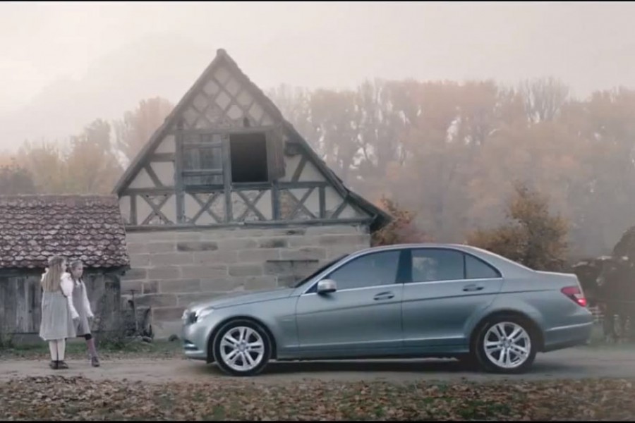 Διαφήμιση με Mercedes που σκοτώνει τον Χίτλερ μικρό…
