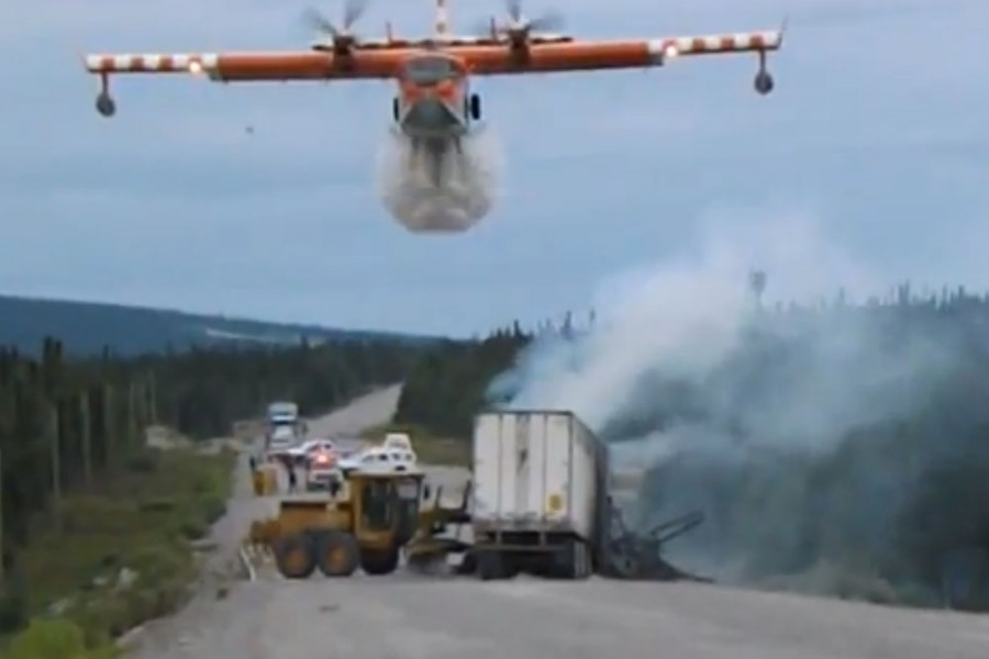 Κατάσβεση φωτιάς από σύγκρουση οχημάτων με Canadair!