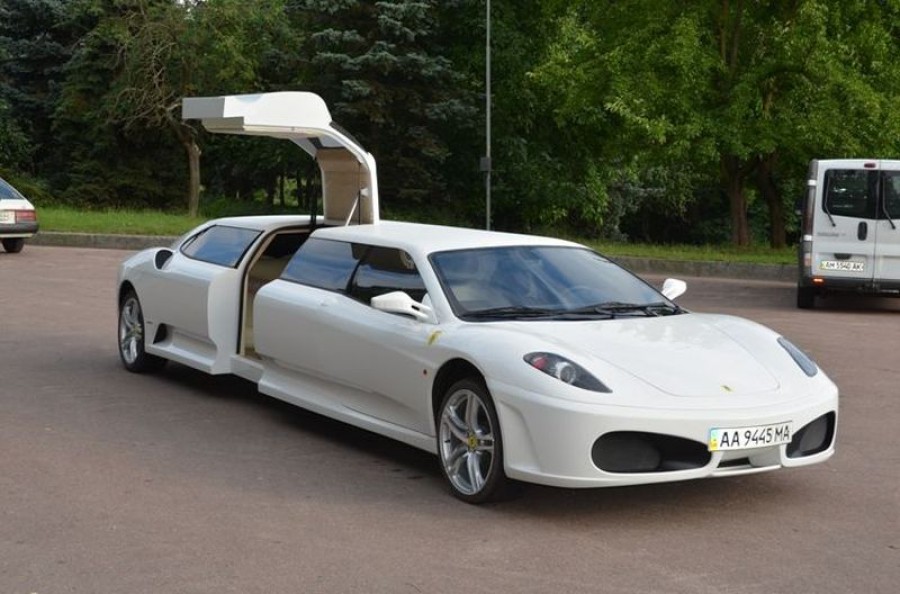 Μαντέψτε τι «κρύβεται» κάτω από την Ferrari limo…