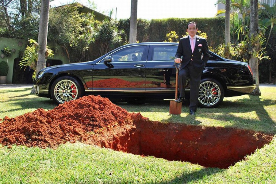 Εκατομμυριούχος θάβει την Bentley στον κήπο του!