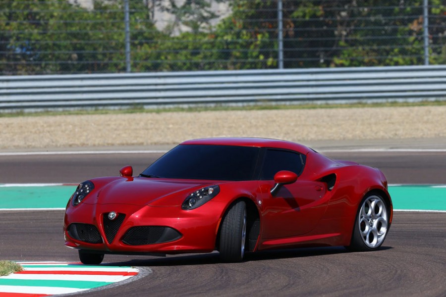 Alfa Romeo 4C: νέες φωτογραφίες και videos
