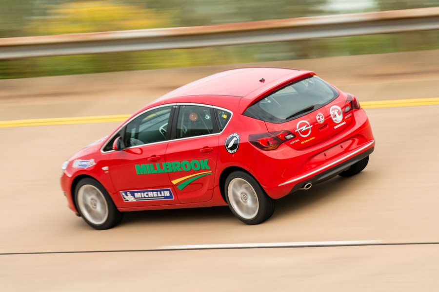 Δύο Opel Astra έτρεξαν 4.800 χλμ. με 201 χλμ./ώρα