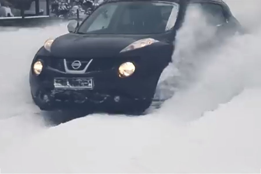 Nissan Juke «φτιάχνει» χιονάνθρωπο με drift
