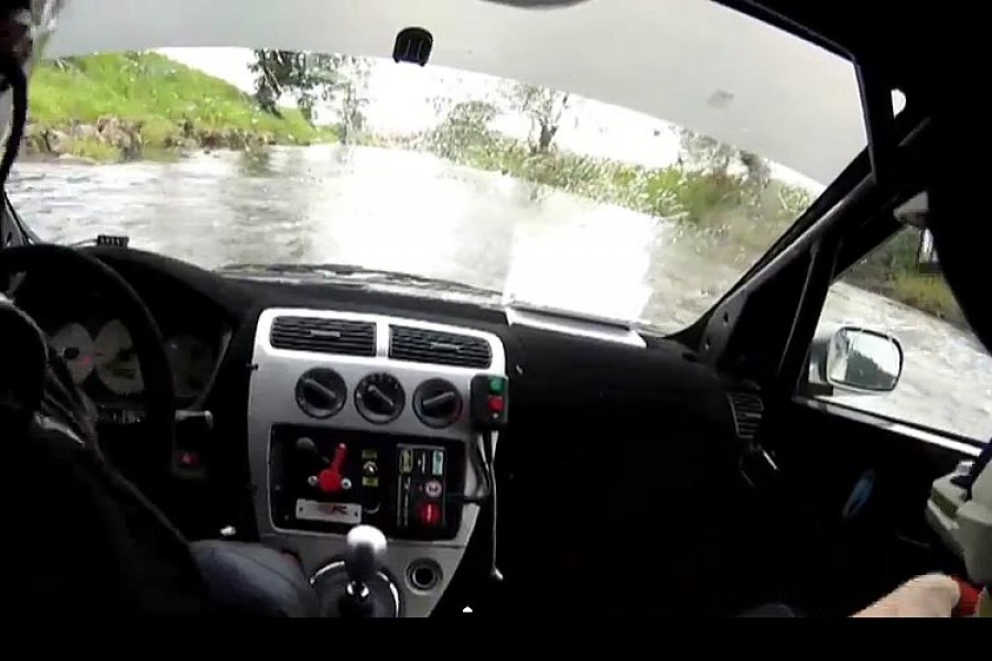 Αγωνιστικό Honda Civic Type-R κάνει βουτιά σε ποτάμι (video)