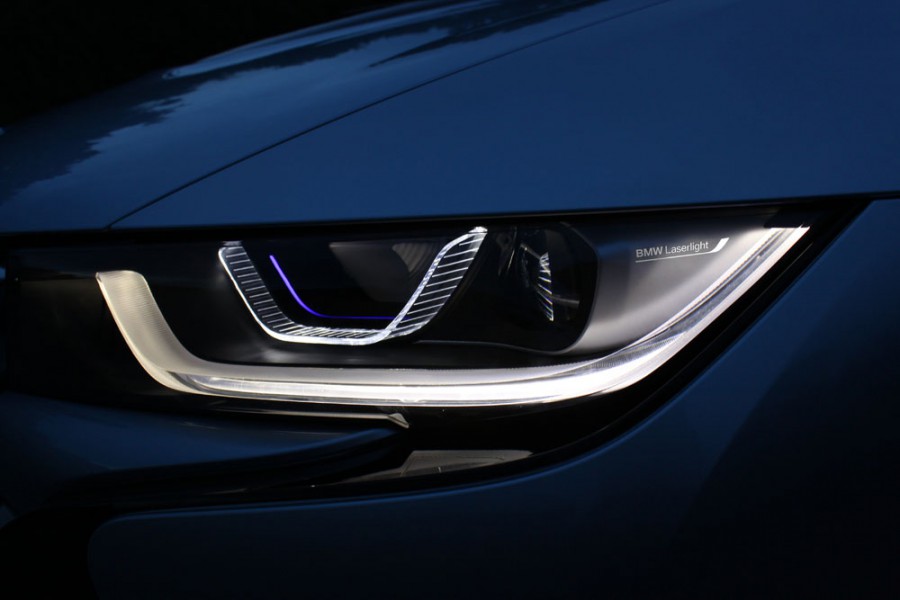 Το BMW i8 είναι το πρώτο αυτοκίνητο παραγωγής με φώτα λέιζερ