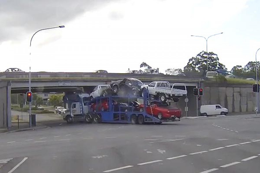 Νταλίκα φορτωμένη με αυτοκίνητα «βρίσκει» σε γέφυρα (video)