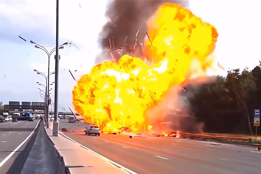 Φορτηγό με φιάλες υγραερίου γίνεται παρανάλωμα του πυρός! (video)