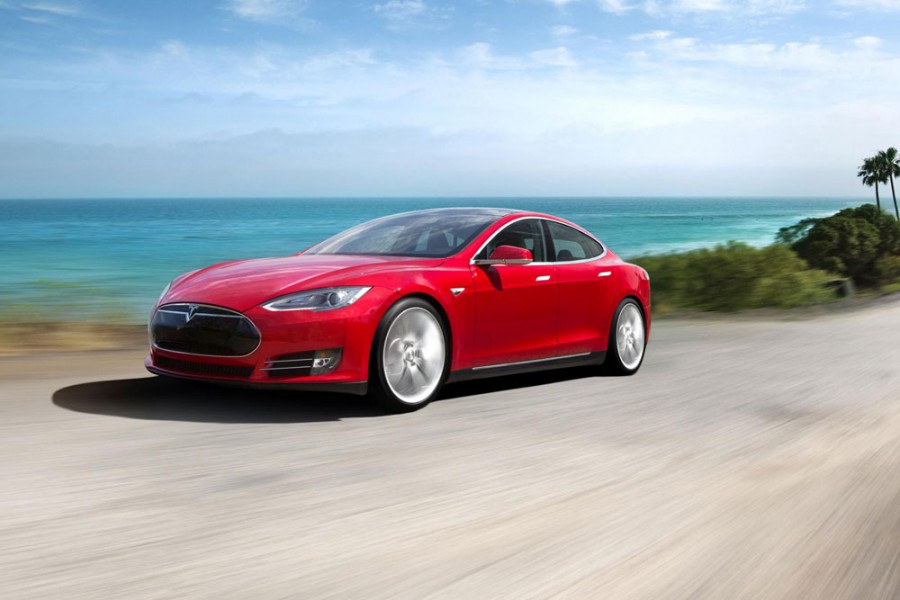 Νέες μπαταρίες και τετρακίνηση για το Tesla Model S στα τέλη του έτους