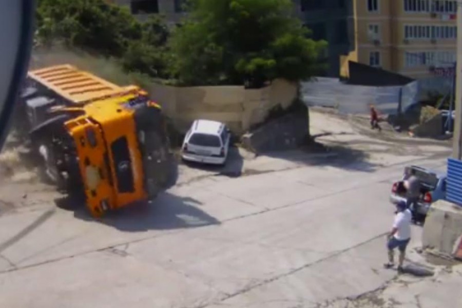 Φορτηγό ανατρέπεται και λιώνει δύο αυτοκίνητα (video)