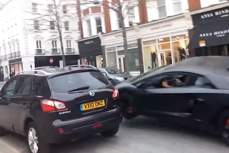 «Ζωντανή» σύγκρουση Lamborghini Aventador με Mazda2 (video)