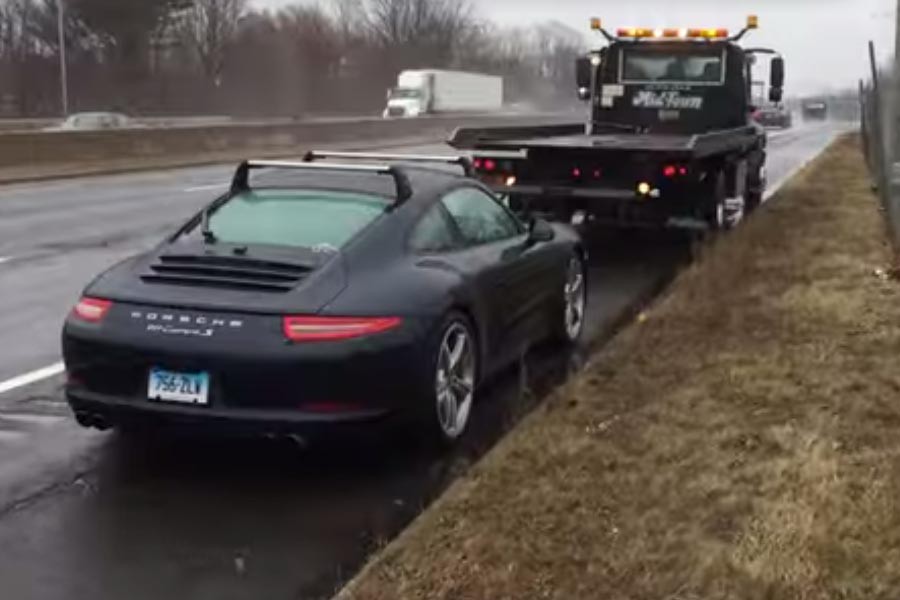 Δυσαρεστημένος κάτοχος νέας Porsche 911 με πολλές βλάβες (+video)