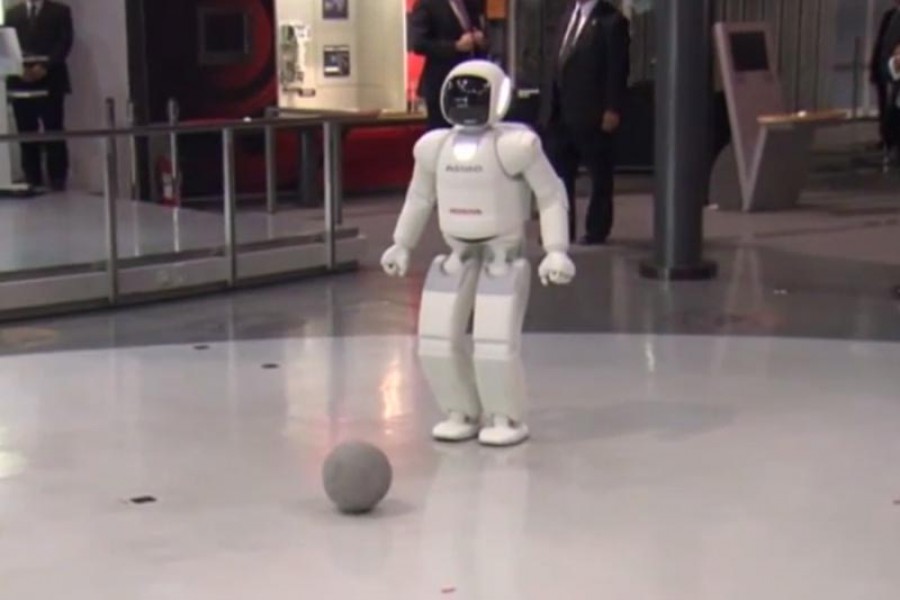 Το ρομπότ Honda Asimo παίζει μπάλα με τον Obama (video)