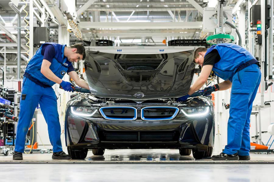 Πως κατασκευάζεται η γεμάτη καινοτομίες σπορ υβριδική BMW i8