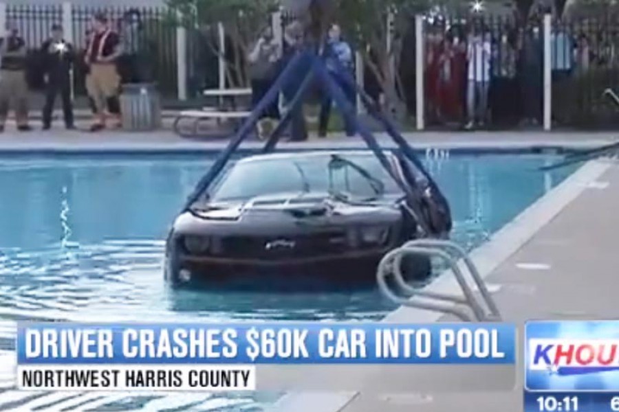 Chevrolet Camaro έκανε μακροβούτι σε πισίνα (video)
