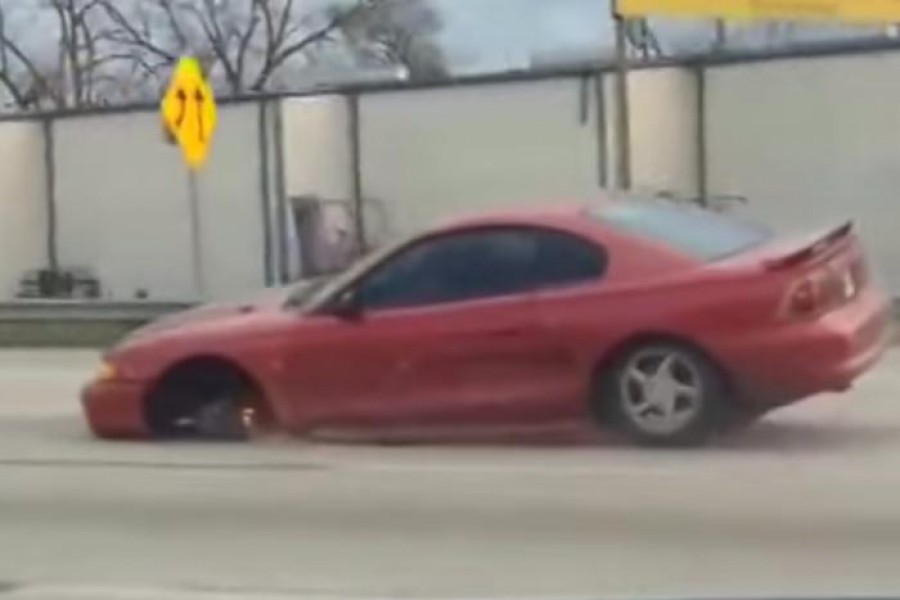 Mustang ταξιδεύει χωρίς εμπρός τροχό! (video)