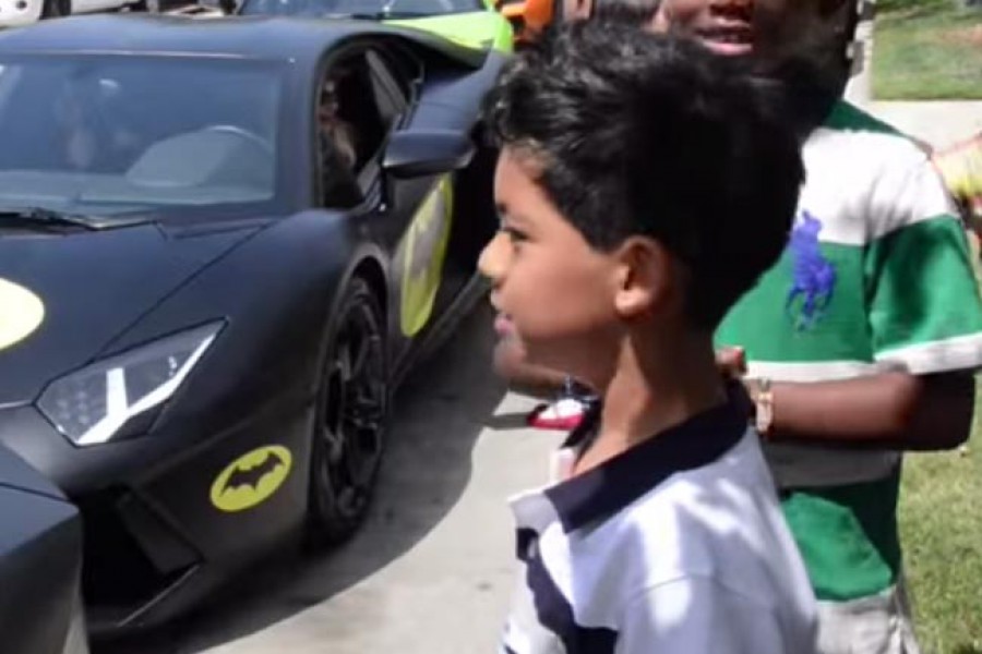 7χρονος οπαδός της Lamborghini παίρνει το καλύτερο δώρο (video)