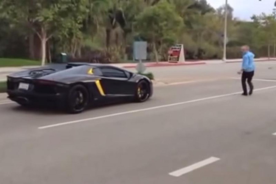 Εκνευρισμένος πεζός πετάει πέτρα σε Lamborghini Aventador (video)