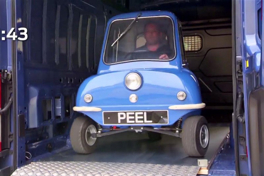 Το Peel P50 κάνει αναστροφή μέσα στο Ford Transit (video)