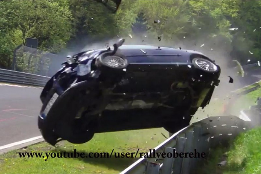 Συντριβή VW Golf GTI στο Nurburgring (video)