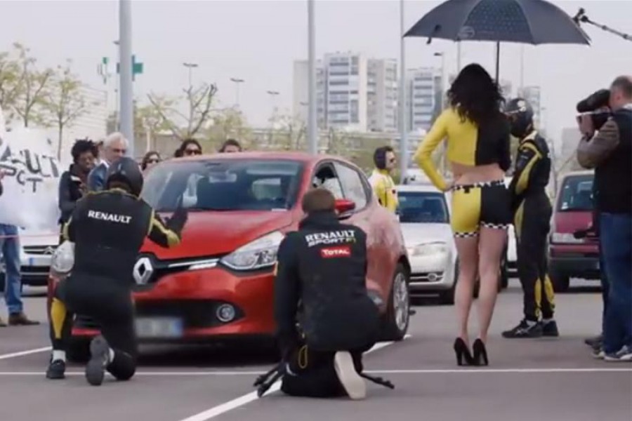 Η Renault κάνει pit stop σε ανυποψίαστους οδηγούς! (videos)
