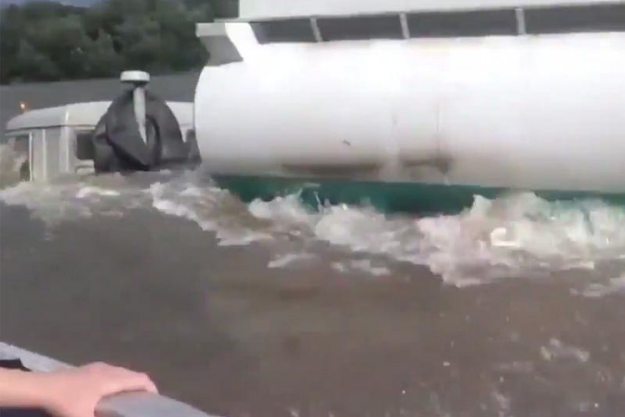 Φορτηγό ταξιδεύει μέσα σε λίμνη! (video)