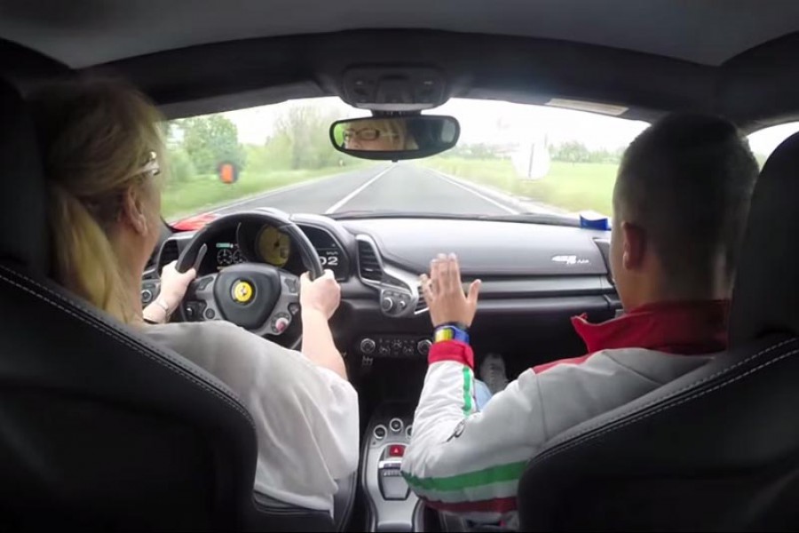 Μαμά κάνει test drive σε Ferrari με το γιο συνοδηγό (video)