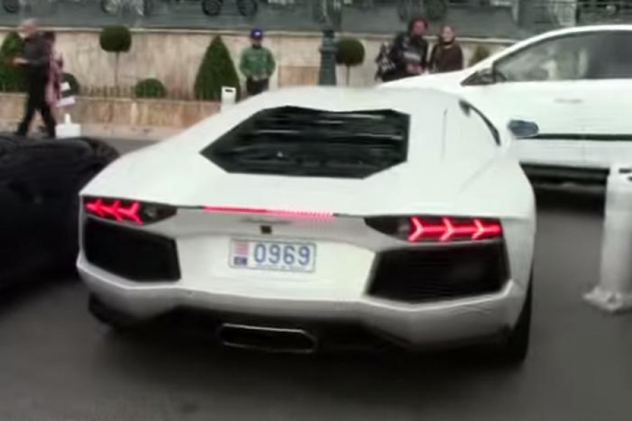 Παρκαδόρος χτυπάει στο Μονακό Lamborghini Aventador (video)
