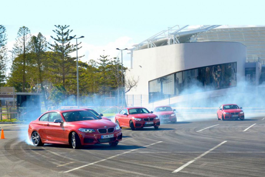 Πέντε BMW M235i Coupe ντριφτάρουν ταυτόχρονα (video)