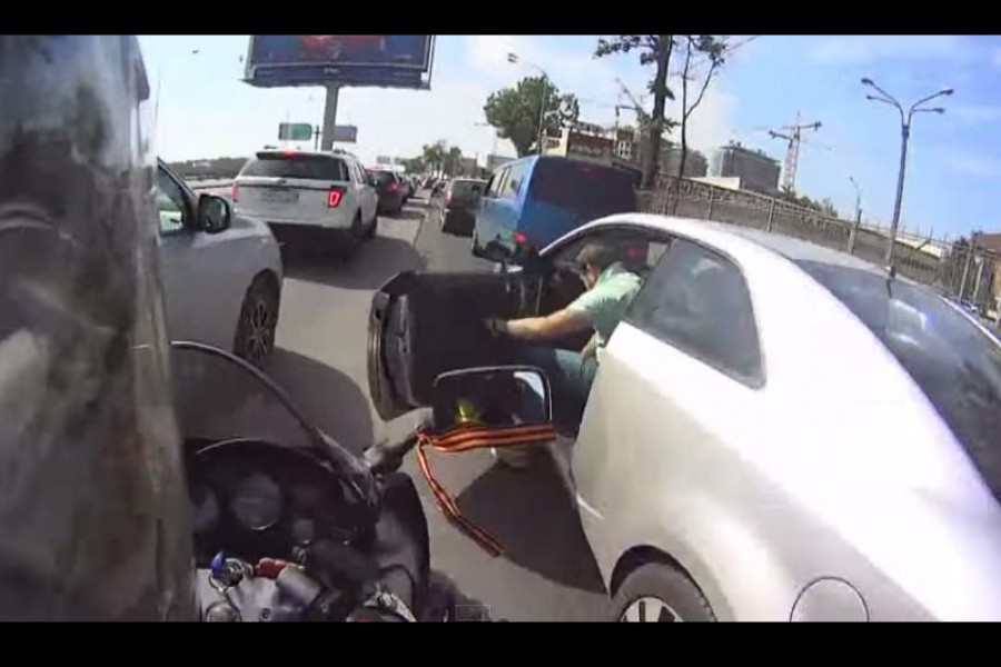Αναπόφευκτη σύγκρουση μοτοσικλέτας με πόρτα (video)