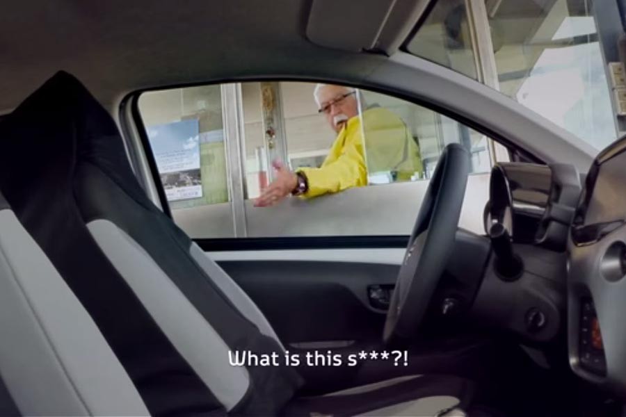 Αόρατος οδηγός στο νέο Toyota Aygo προκαλεί φρίκη! (video)