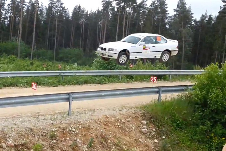 Ιπτάμενη BMW M3 σε χωμάτινο αγώνα (video)