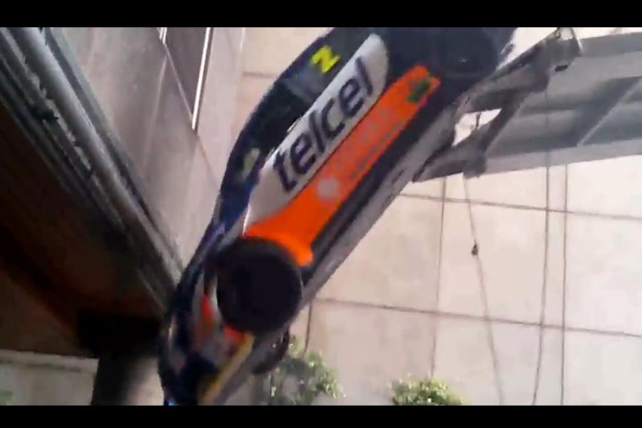 Αγωνιστικό SEAT Leon Cupra κάνει βουτιά από πλατφόρμα (video)