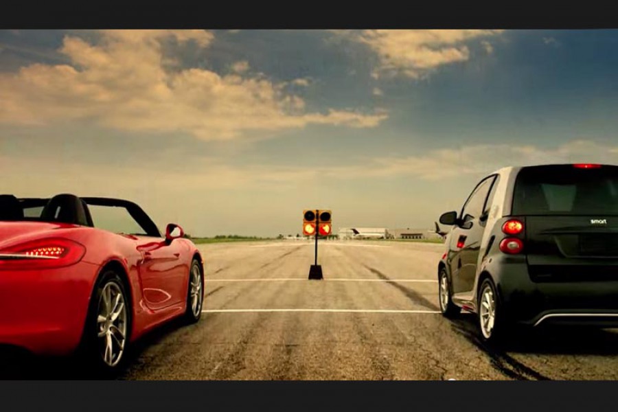 smart fortwo electric drive VS Mustang, A5 και Boxster (video)